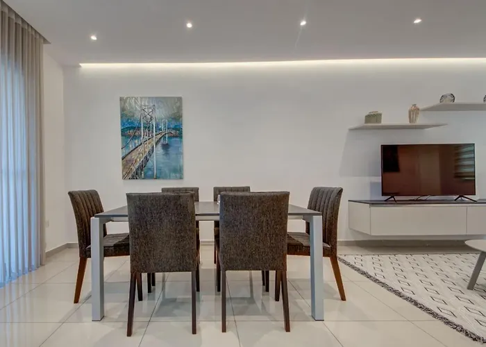 St Julians 3br Sleeps 6 And Stylish San Ġiljan