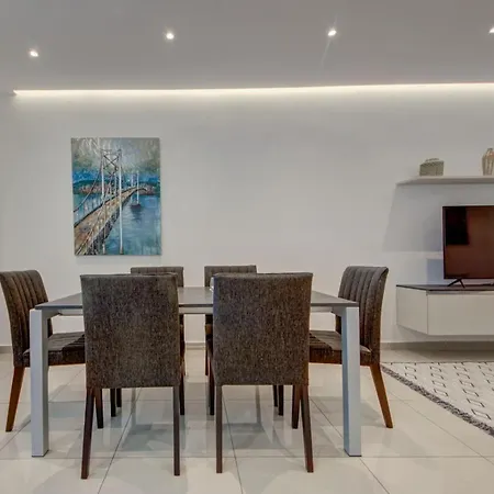 St Julians 3br Sleeps 6 And Stylish Сент Джулианс